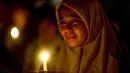 Umat muslim meneteskan air mata ketika mengikuti doa bersama lintas agama saat peringatan setahun tragedi bom gereja Surabaya di luar Gereja Katolik Santa Maria Tak Bercela, Senin (13/5/2019). Pada peringatan itu digelar juga doa lintas agama yang dihadiri sejumlah pemuka agama. (Juni Kriswanto/AFP)