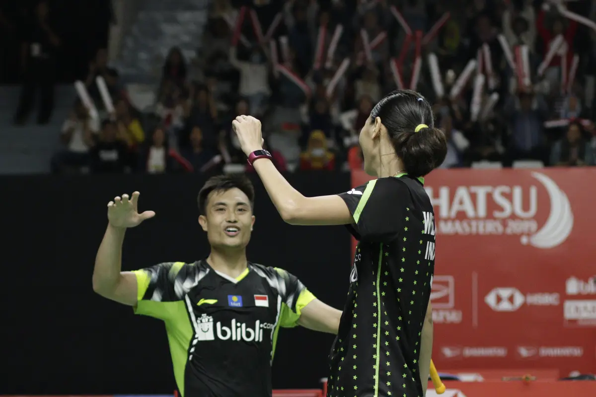 Pebulutangkis Indonesia, Hafiz Faizal / Gloria Widjaja, merayakan kemenangan atas pasangan Malaysia. (Bola.com/M. Iqbal Ichsan)