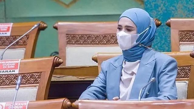 6 Gaya Mulan Jameela saat Hadiri Rapat Anggota DPR, Makin Elegan