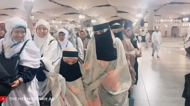Akui Ingin Jadi Ustazah, Ini 6 Momen Arsy Hermansyah Tampil Bercadar Saat Umrah