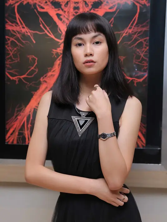 Pengalaman misitis Regina Rengganis itu saat dirinya menjalani karantina saat dirinya baru merintis karier. Saat menjalani karantina, hingga akhirnya melihat pocong di pohon kamboja. (Deki Prayoga/Bintang.com)