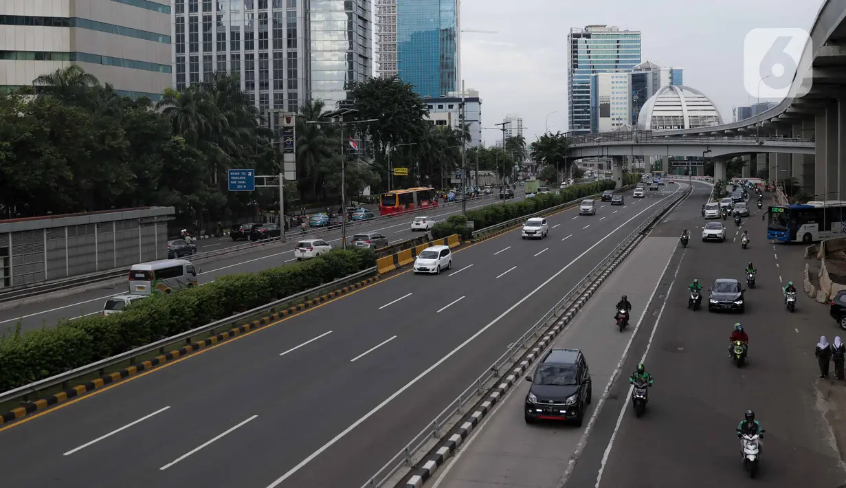Kendaraan melintas di tol dalam kota Gatot Subroto, Jakarta, Selasa (25/2/2020). Dikarenakan ruas jalan yang tergenang usai banjir hari ini membuat banyak pekerja kantoran meliburkan diri dan membuat ruas jalan di Jakarta lengang. (Liputan6.com/Faizal Fanani)
