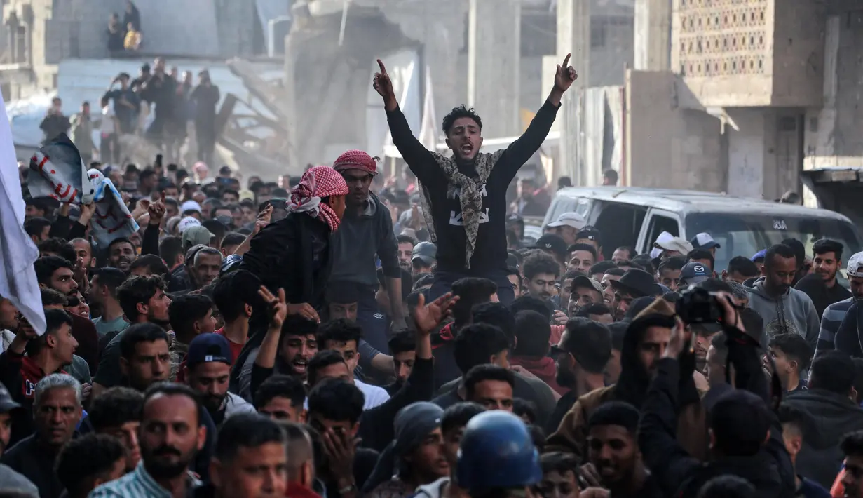 Sambil membawa spanduk, pengunjuk rasa terlihat berbaris di Kota Gaza dan kota Beit Lahia di bagian utara wilayah tersebut. (Foto oleh AFP)