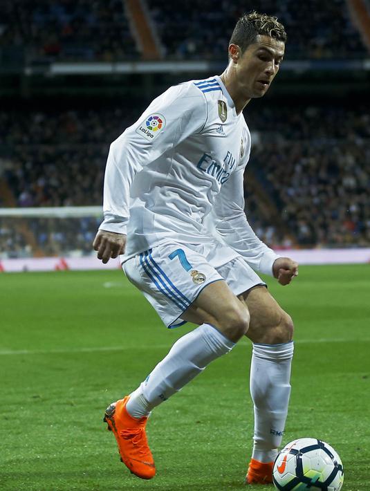 1. Cristiano Ronaldo (Nike Mercurial CR7 Superfly) - CR7 menggunakan sepatu seri dirinya berwarna jingga terang. Pada pertandingan pertama dengan sepatu anyar, ia menciptakan Hattrick. (AP/Francisco Seco)