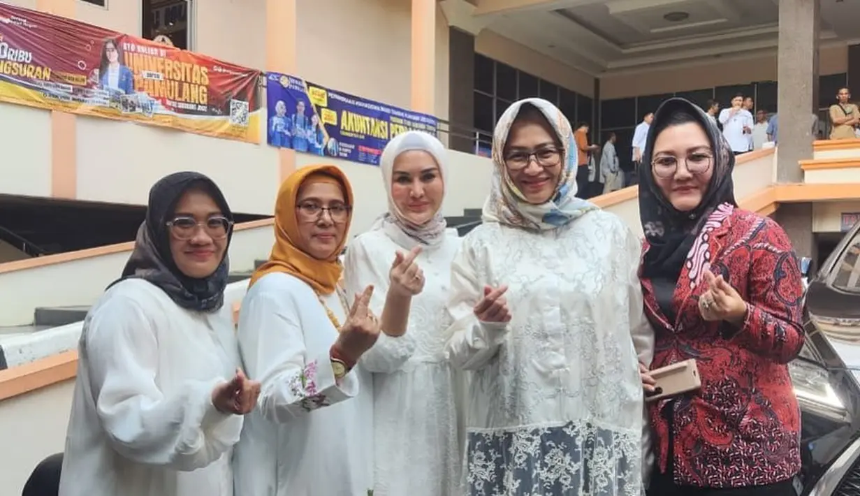 Airin Rachmi Diani tampil clean saat hadiri Halal Bihalal. Ia memadukan kemeja lace berwarna putih, celana hitam, dan hijab silk bermotif. [@airinrachmidiany]