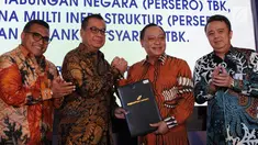 Dirut BTN Maryono (kedua kanan) bersalaman dengan Direktur Utama AP 1 Faik Fahmi (kedua kiri) saat bertukar naskah kerjasama usai  penandatanganan perjanjian kredit korporasi senilai Rp.2 Triliun (non revolfing), Jakarta (18/12). (Liputan6.com/HO/Suryo)