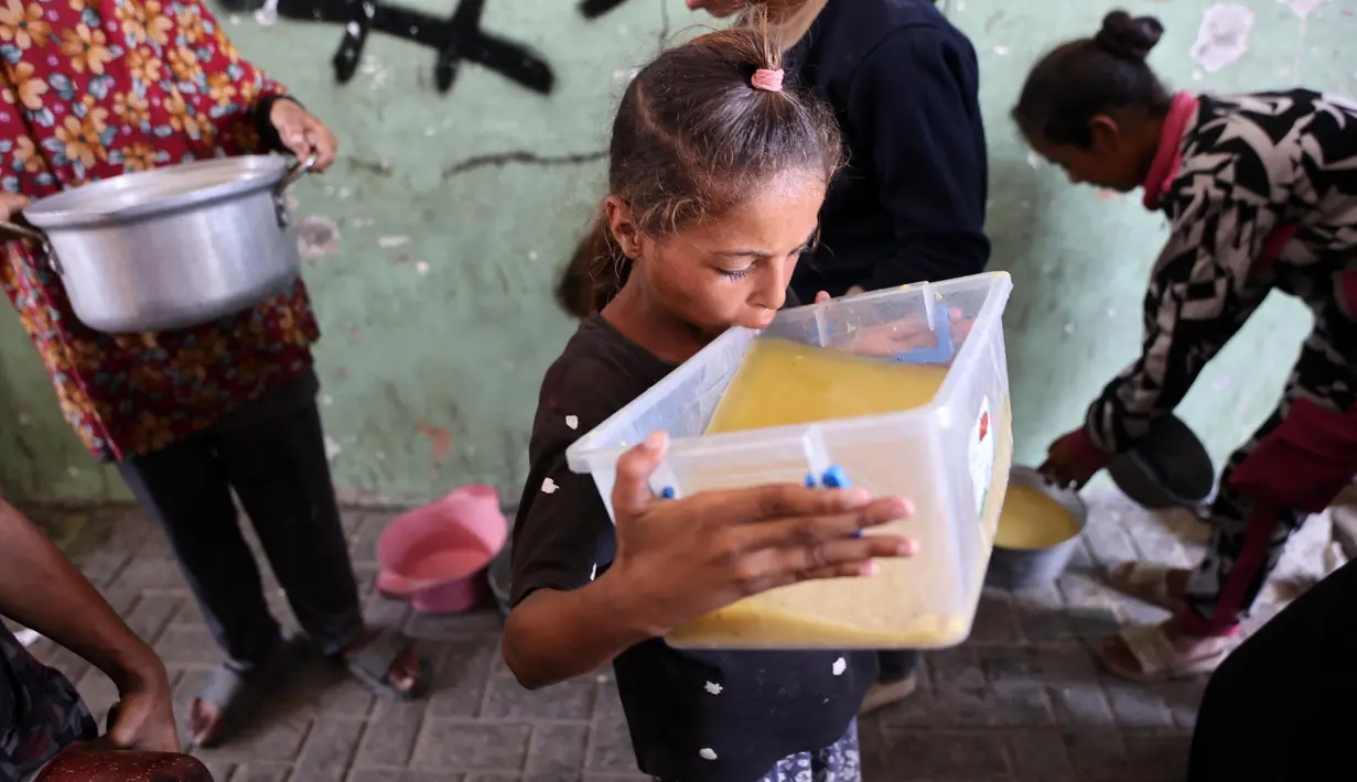 Kasus malnutrisi kian melonjak, dengan sekitar 90.000 perempuan dan anak-anak sangat membutuhkan perawatan. (Omar AL-QATTAA/AFP)