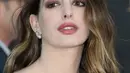 Dengan riasan makeup yang natural, Anne Hathaway masih tetap terlihat sangat cantik bagaikan karakter Ratu Putih di film Alice and Wonderland. (AFP/Bintang.com)