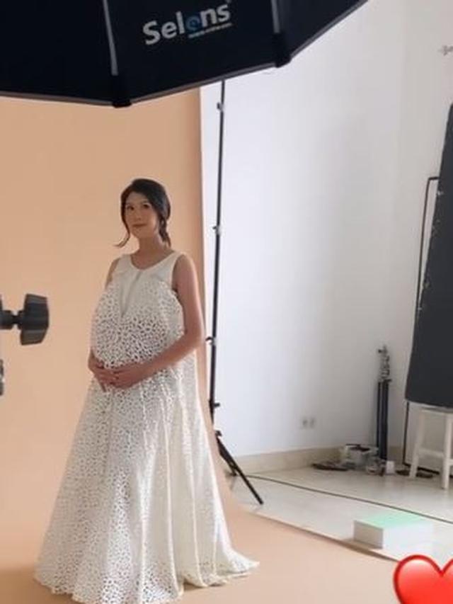 8 Tahun Menanti Buah Hati, Ini 6 Pemotretan Maternity Shoot Istri Indra Sinaga
