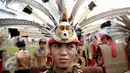 Seorang warga suku Dayak menggunakan baju adat siap ikuti Karnaval Katulistiwa di Pontianak, Kalimantan Barat (22/8/2015). Kegiatan ini dalam rangka memperingati Hari Ulang Tahun (HUT) ke-70 Kemerdekaan Republik Indonesia. (Liputan6.com/Faizal Fanani)