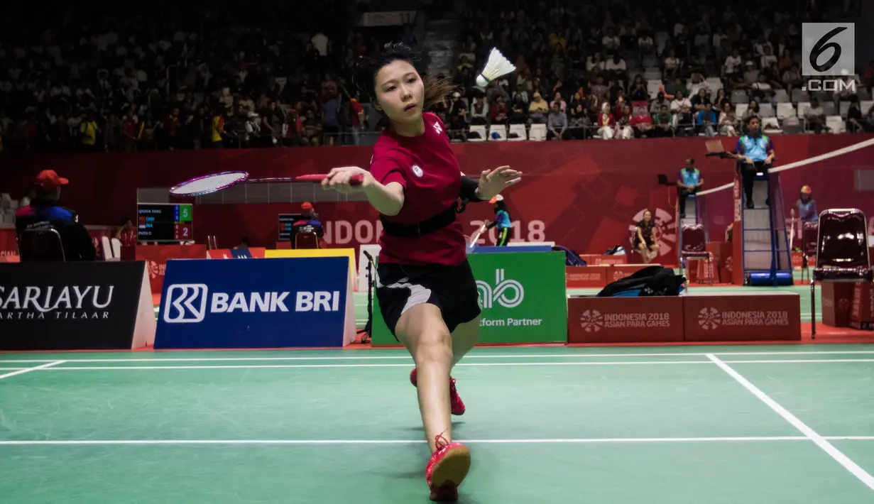 Pebulu tangkis Hong Kong, Tsz Huen Lam berusaha mengembalikan bola saat tampil pada Asian Para Games cabang bulu tangkis RR 3 di Istora Senayan, Jakarta, Kamis (11/10). (Bola.com/Vitalis Yogi Trisna)