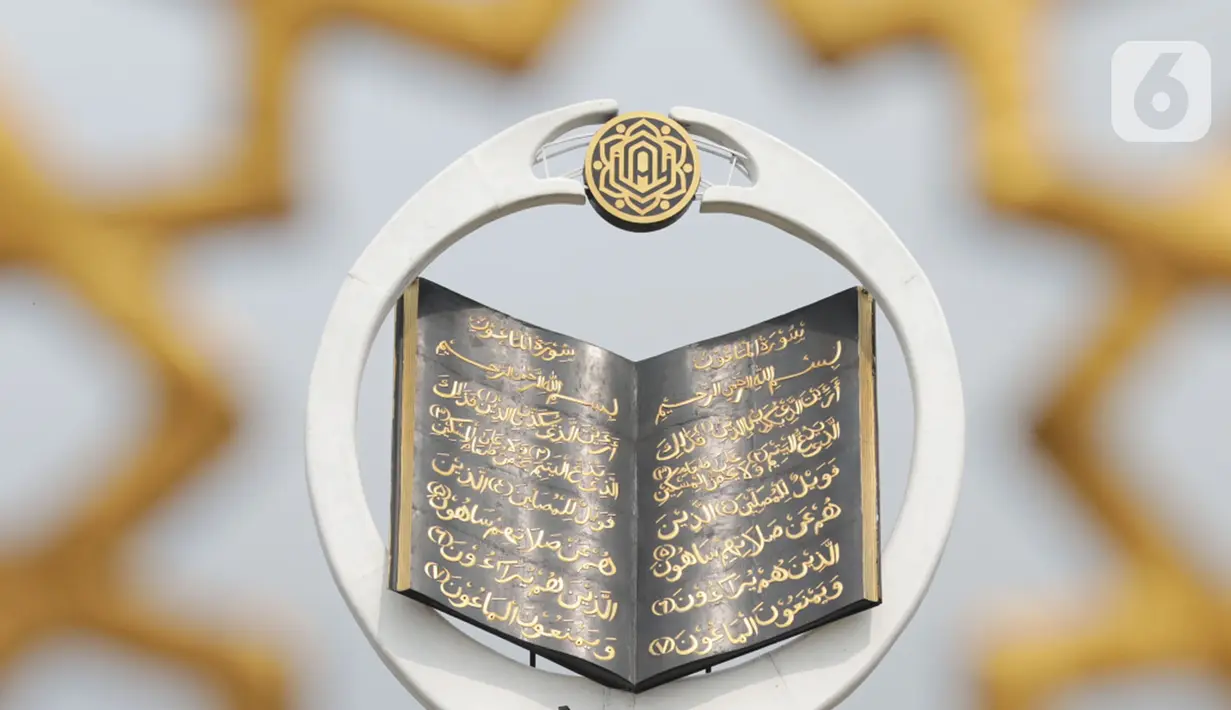 Tugu Al-Quran di Masjid Istana Anak Yatim, Desa Cikeas Udik, Gunung Putri, Kabupaten Bogor, Jawa Barat, Jumat (30/4/2021). Tugu Al Quran yang dibangun di Masjid Istana Anak Yatim ini mendapat penghargaan dari Leprid mencapai rekor dunia sebagai tugu Al Quran tertinggi di dunia dengan tinggi 18 meter
