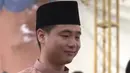 Diketahui pria tersebut bernama Song Hyeok, dan sang pengantin perempuan bernama Arma Yulisa. Video yang viral tersebut pun dimulai ketika sang pria mengenakan baju pink khas pria Aceh lengkap dengan peci saat akad nikah. [Instagram/@kimgunwoooooo]