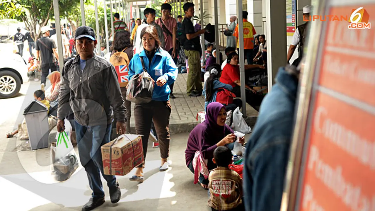 pemudik-stasiun-senen1-130812b.jpg