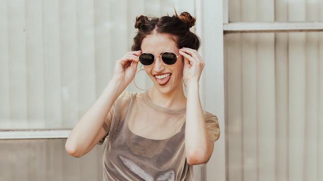 Ilustrasi menjulurkan lidah