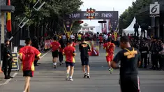 Peserta mengikuti lomba lari 5 dan 10 Kilometer "Brimob RUN 2017" di Mako Brimob, Kelapa Dua, Depok, Minggu Pagi (3/12). Kegiatan ini dalam rangkaian Peringatan Hut Korps Brimob Polri ke-72. (Liputan6.com/JohanTallo)