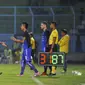 Pemain muda Arema, Dio Permana, saat diganti pada menit ke-13 (Rana Adwa)