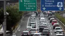Kendaraan terjebak kemacetan di ruas Tol Dalam Kota, Jalan Gatot Subroto, Jakarta, Selasa (5/4/2022). Direktur Lalu Lintas (Dirlantas) Polda Metro Jaya Kombes Sambodo Purnomo Yogo mengatakan volume kendaraan di Jakarta meningkat hingga 18% selama sepekan terakhir. (Liputan6.com/Johan Tallo)