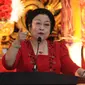 Ketua Umum PDIP, Megawati Soekarno Putri memberi arahan saat rapat koordinasi penetapan Cagub dan Cawagub Bali di Jakarta, Sabtu (11/11). PDIP mengusung I Wayan Koster dan Tjokorda Oka Arthadan di Pilgub Bali 2018. (Liputan6.com/Helmi Fithriansyah)