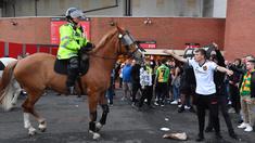 Pendukung Manchester United garis keras menggelar aksi unjuk rasa menuntut keluarga Glazer segera menjual MU dan hengkang dari Old Trafford. (AFP/Anthony Devlin)