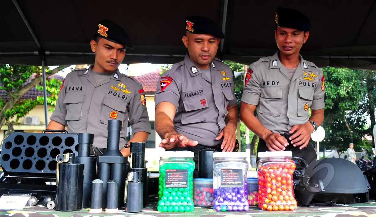 Anggota Brimob memperlihatkan perlengkapan senjata untuk mengamankan perhelatan Konferensi Asia Afrika (KAA) di Jakarta dan Bandung pada 19-25 April mendatang di Mako Brimob Kelapa Dua, Depok, Selasa (14/4/2015). (Liputan6.com/Yoppy Renato)