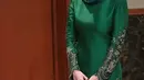 Anisha Rosnah dibalut baju kurung berwarna hijau. Baju kurungnya ini memiliki detail bordir floral dari jahitan benang emas di bagian-bagian ujungnya. Anisha Rosnah memadukan penampilannya dengan hijab dan luxury handbag yang sama-sama berwarna hijau polos. [Foto: Instagram/anishaikkk]