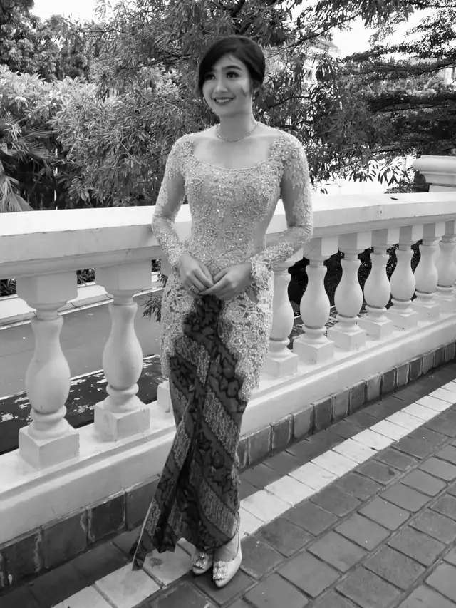 Gaya Febby Rastanty dengan Kebaya Brokat Dusty Pink (Instagram febbyrastanty)