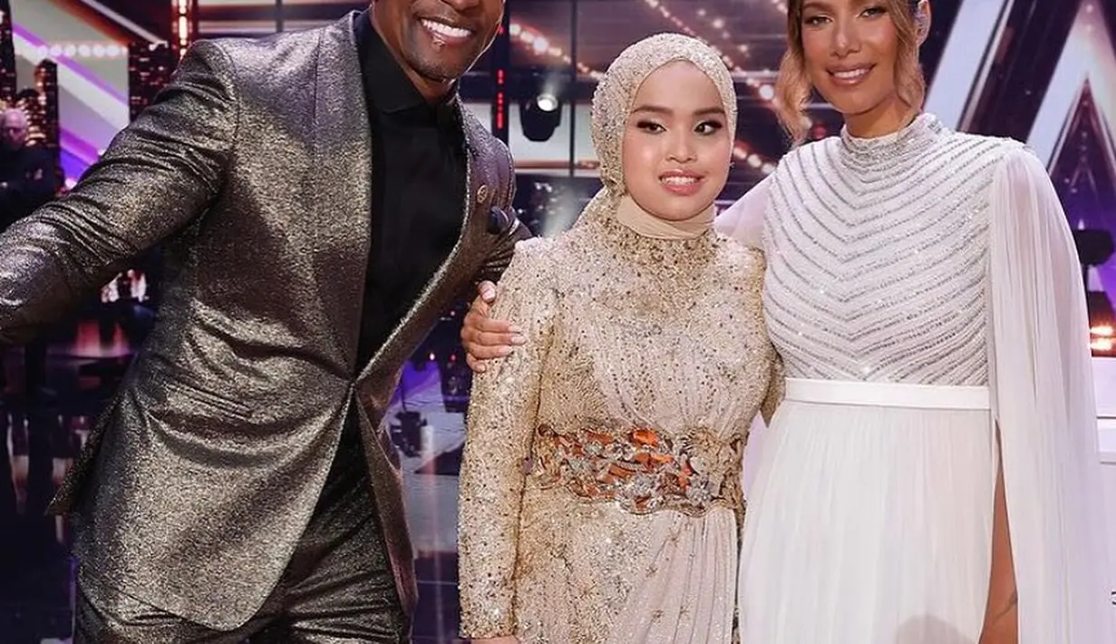 Ia tampil memukau dalam balutan gaun berpayet nuansa beige-emas dengan aksen drapery dan batik lipit di rok-nya. Well, mana yang jadi favoritmu, Sahabat Fimela? [@arianinismaputri]