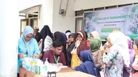 PT Bundamedik Tbk atau Bundamedik Healthcare System (BMHS) menggelar program pemberian donasi bahan pangan pokok serta pemeriksaan kesehatan gratis kepada masyarakat terdampak banjir bandang di Kecamatan Batang Kapas, Kabupaten Pesisir Selatan, Sumatera Barat (Sumbar). (Ist)