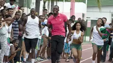 1.	Sprinter Jamaika juara Olimpiade,Usain Bolt, berlomba dengan anak-anak saat mengunjungi kompleks olah raga Mangueira, Rio de Janeiro, Brasil. Jumat (16/4).