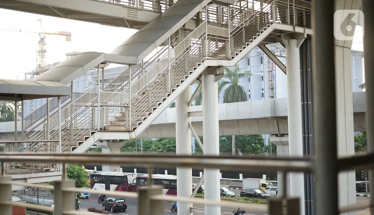 Kondisi Jembatan Penyeberangan Orang (JPO) yang merupakan akses menuju Halte Transjakarta CSW di kawasan Kebayoran Baru, Jakarta Selatan, Rabu (30/10/2019). JPO yang tak kunjung dipasang lift dan eskalator tersebut dibangun untuk menunjang koridor 13 Transjakarta. (Liputan6.com/Immanuel Antonius)