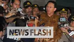 Ahok keluar dari gedung KPK sambil mengeluarkan senyum dan wajah sumringah