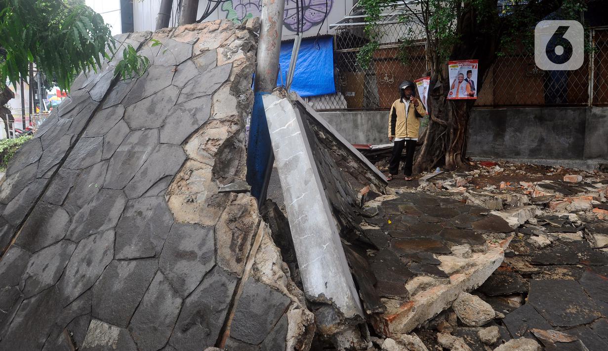 "Iya memang kondisi tembok, patahan sudah di depan. Tapi kayaknya emang nggak digubris ya. Akhirnya kejadian begini," ujar dia. (merdeka.com/Arie Basuki)