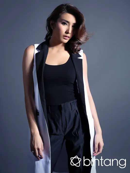 Tidak hanya punya bentuk tubuh yang seksi, Tyas Mirasih juga punya bentuk bibir yang menawan. (Galih W. Satria/Bintang.com)