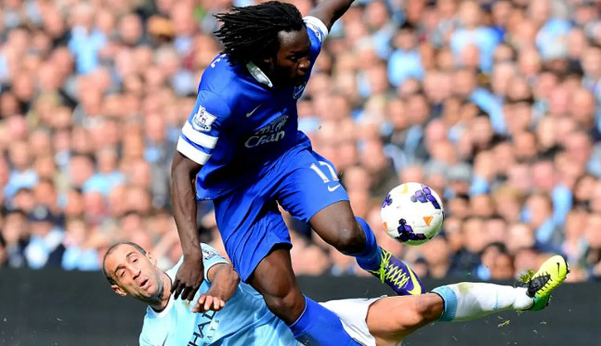 Pablo Zabaleta duel dengan Romelu Lukaku pada pertandingan Liga Premier Inggris antara Manchester City vs Everton di Stadion Etihad, Manchester (05/10/2013). (AFP/Andrew Yates)