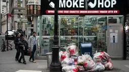 Tumpukan sampah terlihat di trotoar di Lower Manhattan, New York City (22/2). Dengan menggunakan data dari Environmental Protection Agency memberi peringkat New York City sebagai kota paling kotor di negara tersebut. (AFP Photo/Drew Angerer)