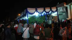 Suasana kediaman Olga Syahputra di Jalan Kresna Raya no. 4 Duren Sawit, Jakarta Timur, Jumat (27/3/2015). Warga mulai berdatangan untuk mengucapkan belasungkawa (Liputan6.com/Faisal R Syam)