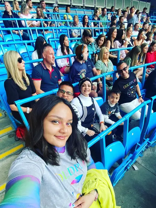 "Kita sudah beli tiket dari Agustus 2022 dan belum tahu akan ke Indonesia. Baiklah, pertunjukan yang hebat seperti biasa, terima kasih @coldplay," tutup Ferdy Hasan.  [Instagram/ferdyhasan]