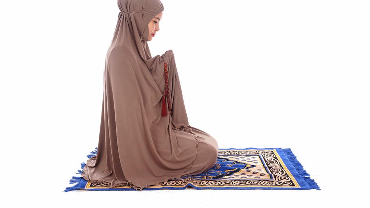 Wanita Sholat Tanpa Pakaian Dalam, Bolehkah? Simak Penjelasan Hukumnya
