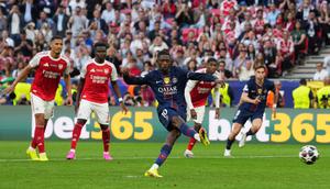 Ousmane Dembele dari PSG mencetak gol dari titik penalti yang menjadi gol pembuka timnya selama pertandingan final Liga Champions antara Paris Saint-Germain dan Arsenal di Budapest, Hongaria, Sabtu, 30 Mei 2026. (AP Photo/Andreea Alexandru)
