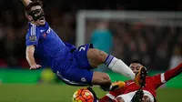 Bek sayap Chelsea, Cesar Azpilicueta ditekel gelandang Manchester United, Jesse Lingard, di Stadion Stamford Bridge, Inggris, Minggu (7/2/2016). Kedua tim bermain imbang 1-1. (AFP/Adrian Dennis)