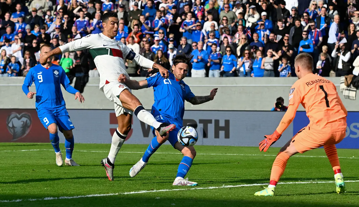 Pemain Timnas Portugal, Cristiano Ronaldo (tengah kiri) berebut bola dengan pemain Islandia, Arnor Traustason (tengah kanan) pada laga Grup J Kualifikasi Euro 2024 di Reykjavik, Islandia, 20 Juni 2023. (AFP/Halldor Kolbeins)