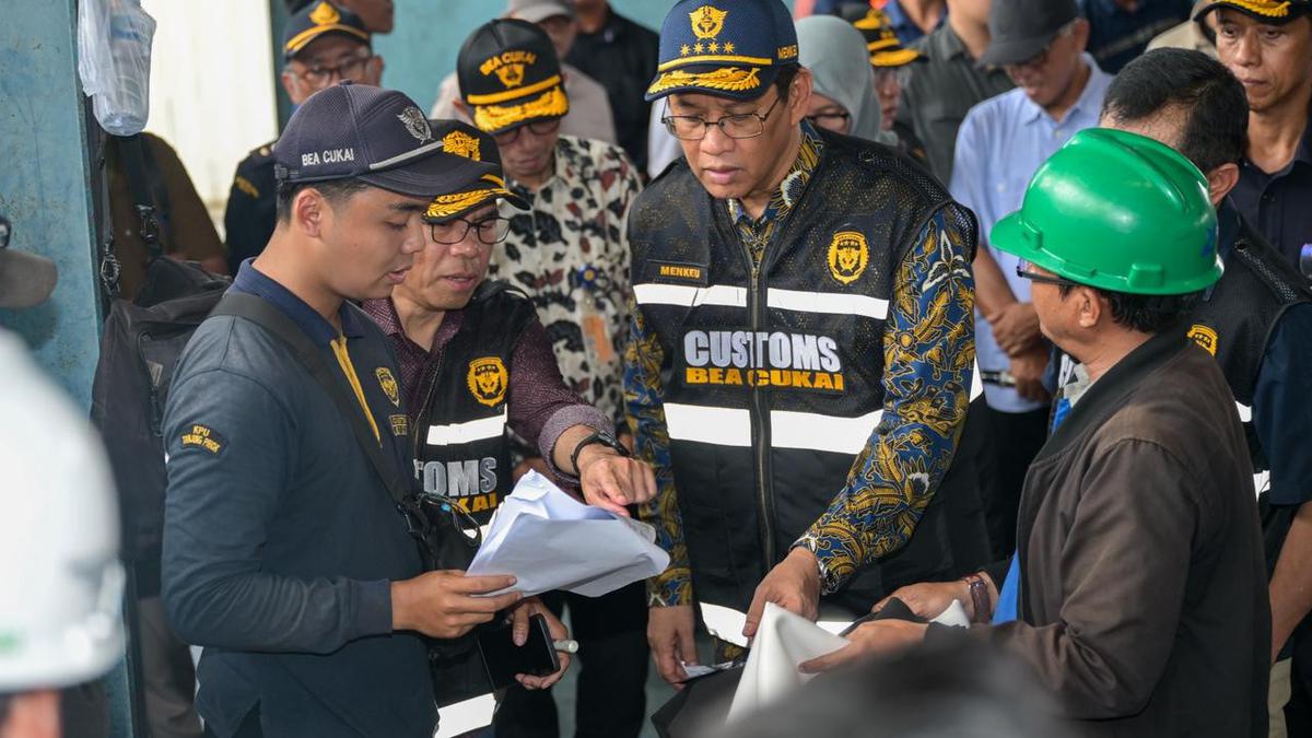 Sidak Tanjung Priok, Purbaya Cek Penumpukan Ribuan Kontainer Impor