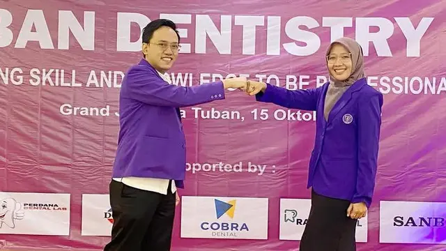 Semangat pengabdian drg. Ika ketika memeriksa gigi anak-anak Tuban.