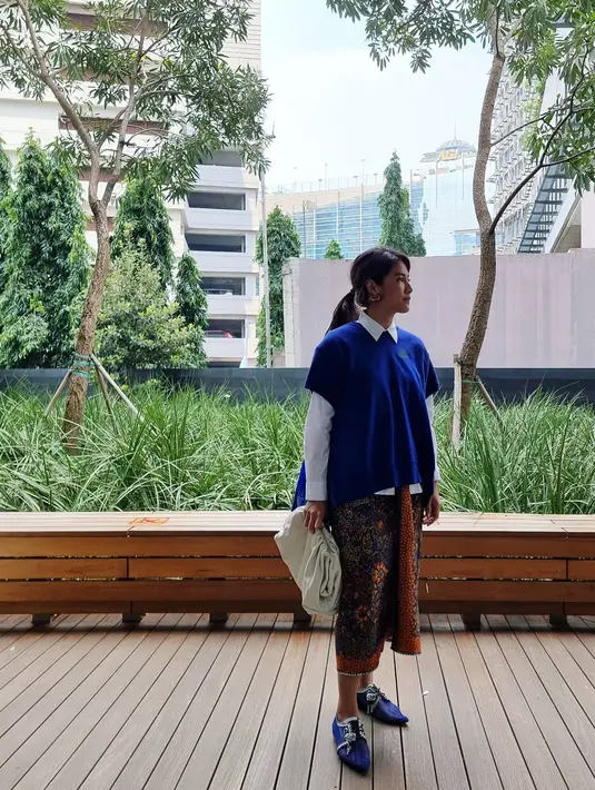 Mix and match kemeja putih dan batik emang enggak ada matinya. Curi inspirasi layering white shirt yang apik saat digabungkan dengan kain batik (Foto: Instagram @therealdisastr)