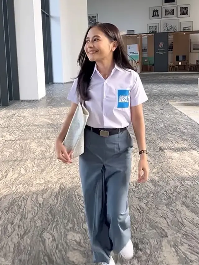 Prilly Latuconsina pakai seragam SMA (Instagram/prillylatuconsina96)