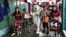 Maskot Piala Dunia 2022, La'eeb, foto bersama warga di Pasar Anyar, Bogor, Jawa Barat. (Procomm Surya Citra Media)