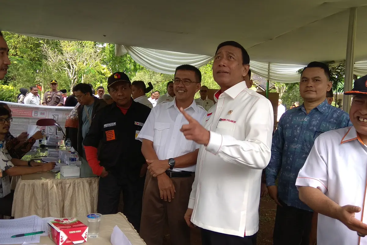 Menkopolhukam Wiranto mencoblos di Pilkada 2018 (Liputan6/Achmad Sudarno)