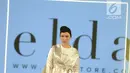 Model mengenakan busana koleksi brand Elda pada hari ketiga Jakarta Modest Fashion Week di Gandaria City, Jakarta, Sabtu (28/7). Brand dari Singapura itu menampilkan 10 looks tanpa hijab dengan tema yang colorful. (Kapanlagi.com/Bayu Herdianto)