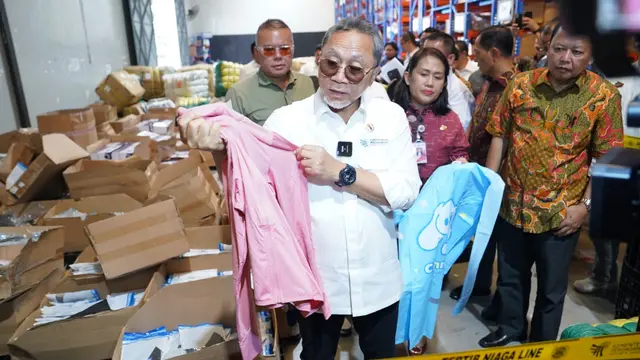 Menteri Perdagangan (Mendag) Zulkifli Hasan meninjau barang-barang impor hasil temuan Satuan Tugas (Satgas) Pengawasan Barang Tertentu yang Diberlakukan Tata Niaga Impor pada Jumat, (26/7/2024). (Dok Kemendag)